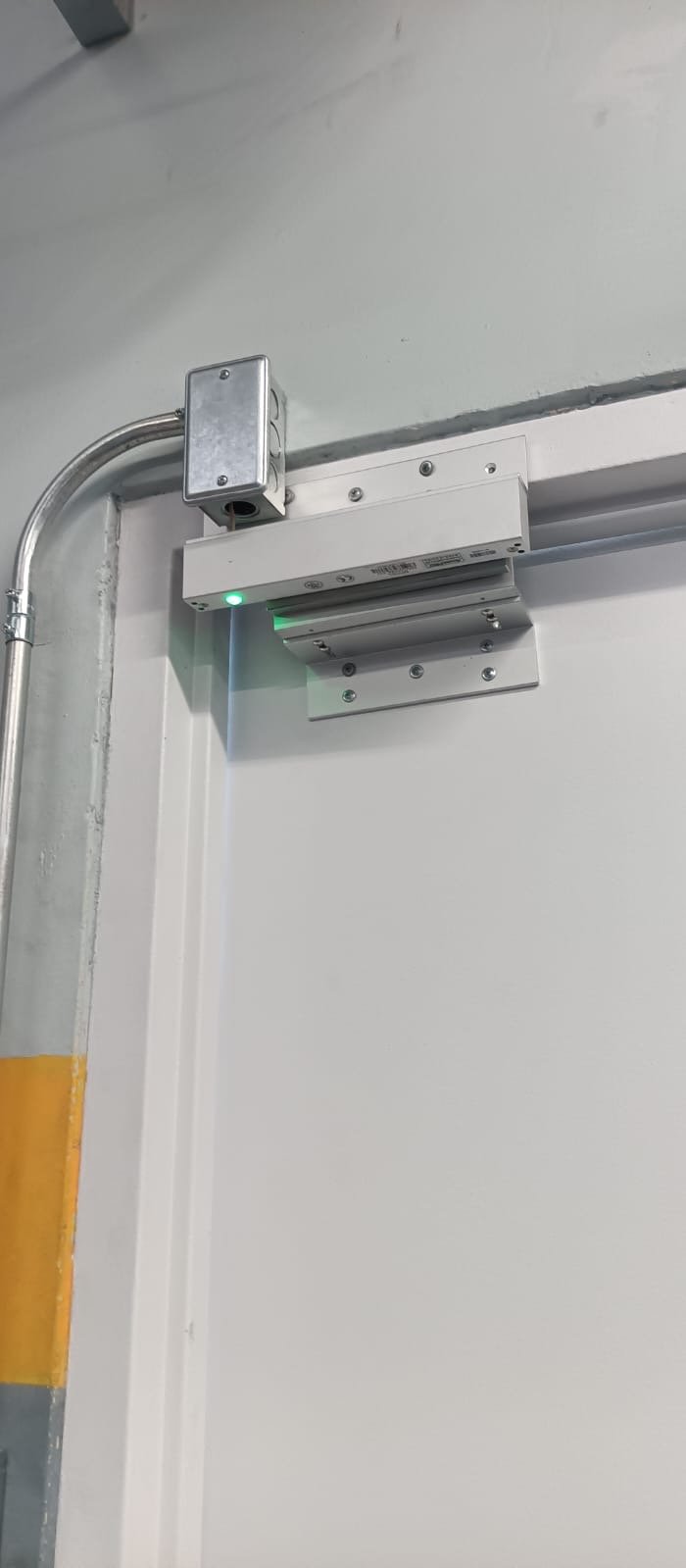 Chapa magnética instalada en puerta