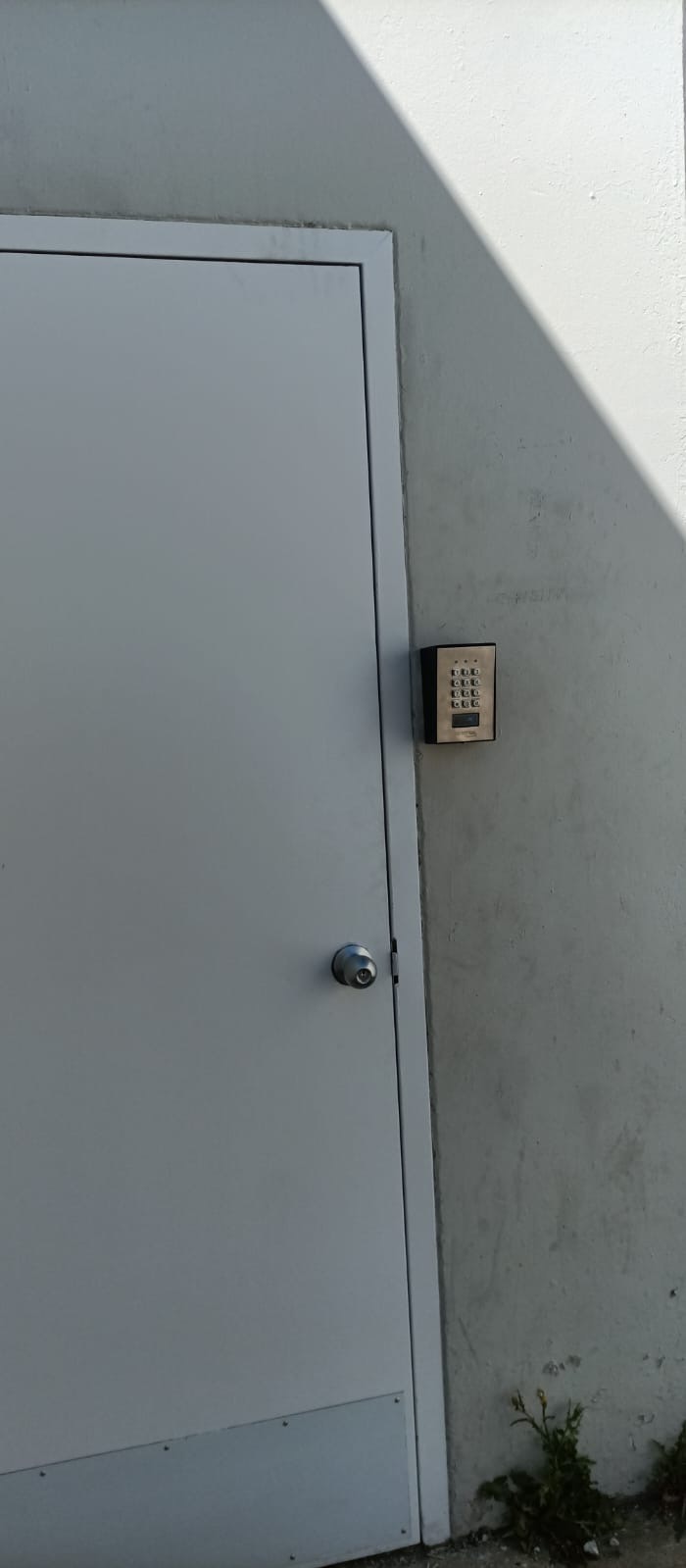 Puerta con teclado de acceso