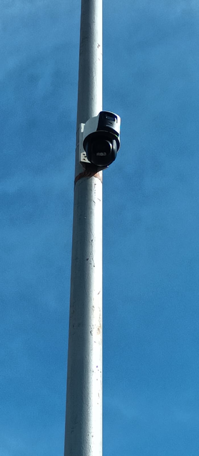 Cámara instalada en poste